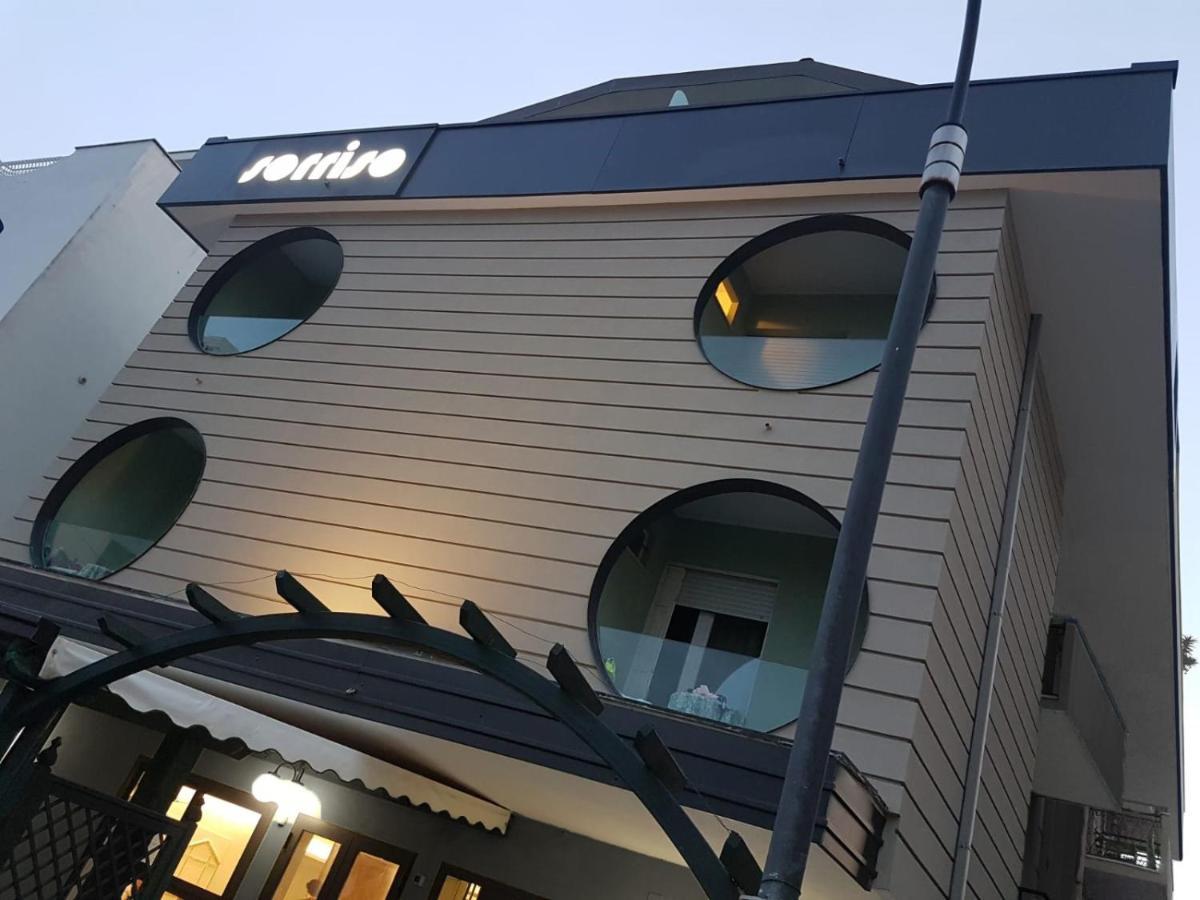 Hotel Sorriso - Molto Piu Di Una Stella Riccione Eksteriør bilde